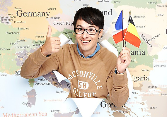 포토 JPG 스튜디오촬영 서양인 외국인 백인 해외기획촬영 라이프스타일 2012년태국 남자 종이 안경 해외여행 여행 세계지도 지도 모션 실내 한명 미소 웃음 들기 사람 손짓 상반신 20대 성인 앞모습 캐주얼 프랑스 깃발 최고 국기 벨기에 여행지도 벨기에국기 프랑스국기 성인남자한명만 국내포토 1 해외 잡화 옷 유럽 뷰포인트 표정 인종 청년 내부 생활 세계 서유럽 남자한명만 성인남자만 파일형식