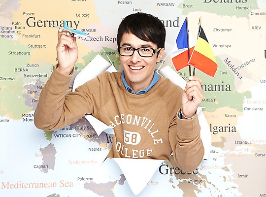 포토 JPG 스튜디오촬영 서양인 외국인 백인 해외기획촬영 라이프스타일 2012년태국 남자 종이 안경 해외여행 여행 세계지도 지도 비행기 실내 한명 미소 웃음 들기 사람 상반신 20대 성인 앞모습 캐주얼 프랑스 깃발 국기 벨기에 여행지도 벨기에국기 프랑스국기 성인남자한명만 국내포토 1 해외 잡화 옷 유럽 뷰포인트 항공교통 모션 대중교통 표정 인종 청년 내부 생활 세계 서유럽 남자한명만 성인남자만 파일형식