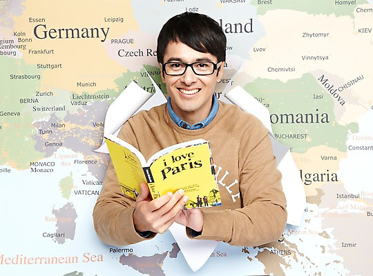 포토 JPG 스튜디오촬영 서양인 외국인 백인 해외기획촬영 라이프스타일 2012년태국 남자 종이 안경 해외여행 여행 세계지도 지도 실내 한명 미소 웃음 들기 사람 상반신 20대 성인 앞모습 책 캐주얼 가이드북 여행지도 성인남자한명만 국내포토 1 해외 잡화 옷 뷰포인트 모션 표정 인종 청년 내부 생활 세계 남자한명만 성인남자만 파일형식