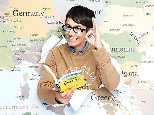 포토 JPG 스튜디오촬영 서양인 외국인 백인 해외기획촬영 라이프스타일 2012년태국 남자 종이 안경 해외여행 여행 세계지도 지도 모션 실내 한명 미소 웃음 들기 사람 손짓 상반신 20대 성인 앞모습 책 캐주얼 OK 가이드북 여행지도 성인남자한명만 국내포토 1 해외 잡화 옷 뷰포인트 표정 인종 청년 내부 생활 세계 남자한명만 성인남자만 파일형식