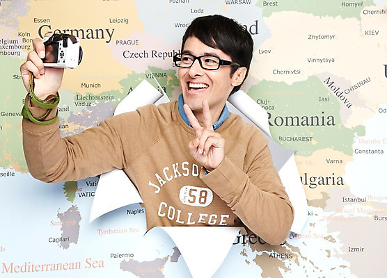 포토 JPG 스튜디오촬영 서양인 외국인 백인 해외기획촬영 라이프스타일 2012년태국 남자 종이 안경 해외여행 여행 세계지도 지도 실내 한명 미소 웃음 들기 사람 손짓 상반신 20대 성인 앞모습 캐주얼 카메라 사진촬영 셀프카메라 브이 여행지도 성인남자한명만 국내포토 1 해외 잡화 옷 뷰포인트 모션 표정 인종 청년 내부 생활 전자제품 세계 촬영 남자한명만 성인남자만 파일형식