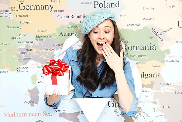 포토 JPG 스튜디오촬영 서양인 외국인 백인 해외기획촬영 모자 라이프스타일 긴머리 2012년태국 여자 종이 해외여행 여행 세계지도 지도 모션 실내 선물 한명 미소 웃음 들기 사람 상반신 20대 성인 앞모습 캐주얼 선물상자 상자 놀람 여행지도 여자만 여자한명만 성인여자만 청년만 청년여자만 성인한명만 청년여자한명만 성인여자한명만 성인만 국내포토 1 해외 헤어스타일 잡화 옷 감정 뷰포인트 표정 인종 청년 내부 생활 세계 파일형식