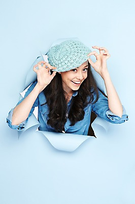 포토 JPG 스튜디오촬영 서양인 외국인 백인 해외기획촬영 모자 라이프스타일 긴머리 2012년태국 여자 종이 여행 모션 실내 한명 미소 웃음 사람 상반신 20대 성인 앞모습 캐주얼 파란배경 여자만 여자한명만 성인여자만 청년만 청년여자만 성인한명만 청년여자한명만 성인여자한명만 성인만 국내포토 1 헤어스타일 잡화 옷 뷰포인트 백그라운드 표정 인종 청년 내부 생활 파란색 파일형식