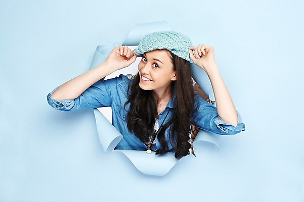 포토 JPG 스튜디오촬영 서양인 외국인 백인 해외기획촬영 모자 라이프스타일 긴머리 2012년태국 여자 종이 여행 모션 실내 한명 미소 웃음 사람 상반신 20대 성인 캐주얼 파란배경 여자만 여자한명만 성인여자만 청년만 청년여자만 성인한명만 청년여자한명만 성인여자한명만 성인만 국내포토 1 헤어스타일 잡화 옷 백그라운드 표정 인종 청년 내부 생활 파란색 파일형식