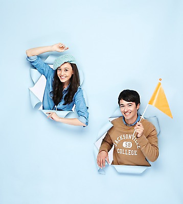 포토 JPG 스튜디오촬영 서양인 외국인 백인 해외기획촬영 모자 라이프스타일 2012년태국 여자 남자 종이 여행 실내 미소 웃음 들기 사람 상반신 20대 성인 두명 앞모습 캐주얼 깃발 출발 파란배경 청년만 성인만 국내포토 잡화 옷 뷰포인트 백그라운드 컨셉 모션 표정 인종 청년 내부 생활 파란색 파일형식