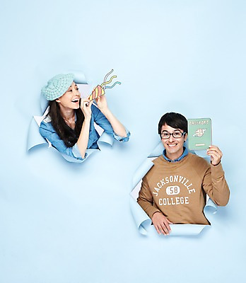 포토 JPG 스튜디오촬영 서양인 외국인 백인 해외기획촬영 모자 라이프스타일 2012년태국 여자 남자 종이 안경 해외여행 여행 폭죽 실내 미소 웃음 들기 사람 상반신 20대 성인 두명 앞모습 캐주얼 축하 파란배경 여권 청년만 성인만 국내포토 해외 잡화 옷 뷰포인트 백그라운드 컨셉 모션 표정 인종 청년 내부 생활 파란색 파일형식