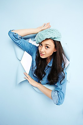 포토 JPG 스튜디오촬영 서양인 외국인 백인 해외기획촬영 모자 라이프스타일 긴머리 2012년태국 여자 종이 여행 모션 실내 한명 사람 상반신 20대 성인 앞모습 캐주얼 파란배경 여자만 여자한명만 성인여자만 청년만 청년여자만 성인한명만 청년여자한명만 성인여자한명만 성인만 국내포토 1 헤어스타일 잡화 옷 뷰포인트 백그라운드 인종 청년 내부 생활 파란색 파일형식