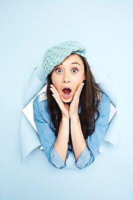 포토 JPG 스튜디오촬영 서양인 외국인 백인 해외기획촬영 모자 라이프스타일 긴머리 2012년태국 여자 종이 여행 모션 실내 한명 사람 상반신 20대 성인 앞모습 캐주얼 놀람 파란배경 여자만 여자한명만 성인여자만 청년만 청년여자만 성인한명만 청년여자한명만 성인여자한명만 성인만 국내포토 1 헤어스타일 잡화 옷 감정 뷰포인트 백그라운드 표정 인종 청년 내부 생활 파란색 파일형식