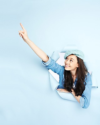 포토 JPG 스튜디오촬영 서양인 외국인 백인 해외기획촬영 모자 라이프스타일 긴머리 응시 2012년태국 여자 종이 여행 모션 실내 한명 미소 웃음 사람 손짓 상반신 20대 성인 옆모습 캐주얼 가리킴 파란배경 여자만 여자한명만 성인여자만 청년만 청년여자만 성인한명만 청년여자한명만 성인여자한명만 성인만 국내포토 1 헤어스타일 시선 잡화 옷 뷰포인트 백그라운드 표정 인종 청년 내부 생활 파란색 파일형식