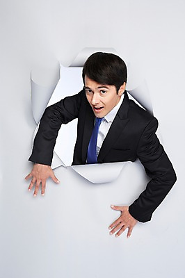 포토 JPG 스튜디오촬영 서양인 외국인 백인 해외기획촬영 2012년태국 남자 종이 비즈니스 모션 실내 한명 사람 정장 상반신 20대 성인 앞모습 비즈니스맨 구멍 성인남자한명만 국내포토 1 옷 뷰포인트 인종 청년 내부 직장인 남자한명만 성인남자만 파일형식