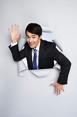 포토 JPG 스튜디오촬영 서양인 외국인 백인 해외기획촬영 2012년태국 남자 종이 비즈니스 모션 실내 한명 미소 웃음 사람 정장 손짓 상반신 20대 성인 앞모습 인사 비즈니스맨 구멍 손인사 성인남자한명만 국내포토 1 옷 뷰포인트 표정 인종 청년 내부 예절 직장인 남자한명만 성인남자만 파일형식