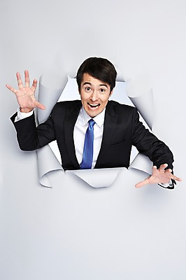 포토 JPG 스튜디오촬영 서양인 외국인 백인 해외기획촬영 2012년태국 남자 종이 비즈니스 모션 실내 한명 사람 정장 상반신 20대 성인 앞모습 놀람 비즈니스맨 구멍 성인남자한명만 국내포토 1 옷 감정 뷰포인트 표정 인종 청년 내부 직장인 남자한명만 성인남자만 파일형식