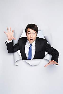 포토 JPG 스튜디오촬영 서양인 외국인 백인 해외기획촬영 2012년태국 남자 종이 비즈니스 모션 실내 한명 사람 정장 상반신 20대 성인 앞모습 놀람 비즈니스맨 구멍 성인남자한명만 국내포토 1 옷 감정 뷰포인트 표정 인종 청년 내부 직장인 남자한명만 성인남자만 파일형식