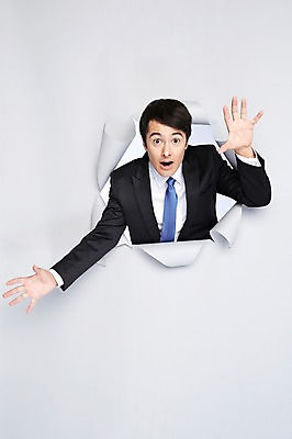 포토 JPG 스튜디오촬영 서양인 외국인 백인 해외기획촬영 2012년태국 남자 종이 비즈니스 모션 실내 한명 사람 정장 상반신 20대 성인 앞모습 놀람 비즈니스맨 구멍 성인남자한명만 국내포토 1 옷 감정 뷰포인트 표정 인종 청년 내부 직장인 남자한명만 성인남자만 파일형식