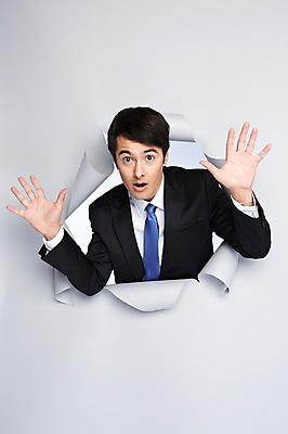 포토 JPG 스튜디오촬영 서양인 외국인 백인 해외기획촬영 2012년태국 남자 종이 비즈니스 모션 실내 한명 사람 정장 상반신 20대 성인 앞모습 놀람 비즈니스맨 구멍 성인남자한명만 국내포토 1 옷 감정 뷰포인트 표정 인종 청년 내부 직장인 남자한명만 성인남자만 파일형식