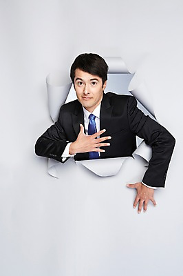 포토 JPG 스튜디오촬영 서양인 외국인 백인 해외기획촬영 2012년태국 남자 종이 비즈니스 모션 실내 한명 사람 정장 상반신 20대 성인 앞모습 비즈니스맨 구멍 성인남자한명만 국내포토 1 옷 뷰포인트 인종 청년 내부 직장인 남자한명만 성인남자만 파일형식