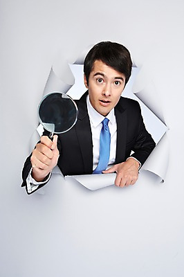 포토 JPG 스튜디오촬영 서양인 외국인 백인 해외기획촬영 2012년태국 남자 종이 비즈니스 모션 돋보기 실내 한명 들기 사람 정장 상반신 20대 성인 앞모습 관찰 비즈니스맨 구멍 성인남자한명만 국내포토 1 옷 뷰포인트 인종 청년 내부 직장인 남자한명만 성인남자만 파일형식