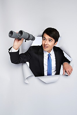 포토 JPG 스튜디오촬영 서양인 외국인 백인 해외기획촬영 응시 2012년태국 남자 종이 비즈니스 모션 실내 한명 들기 사람 정장 상반신 20대 성인 앞모습 쌍안경 망원경 관찰 비즈니스맨 구멍 성인남자한명만 국내포토 1 시선 옷 뷰포인트 인종 청년 내부 직장인 남자한명만 성인남자만 파일형식