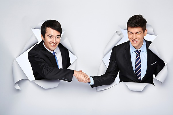 포토 JPG 스튜디오촬영 서양인 외국인 백인 해외기획촬영 2012년태국 남자 종이 비즈니스 모션 협력 악수 실내 대화 협상 미소 웃음 사람 정장 상반신 20대 성인 두명 앞모습 손잡기 비즈니스맨 구멍 남자만 성인남자만 청년만 청년남자만 성인만 국내포토 옷 뷰포인트 표정 말하기 인종 손짓 청년 내부 직장인 파일형식