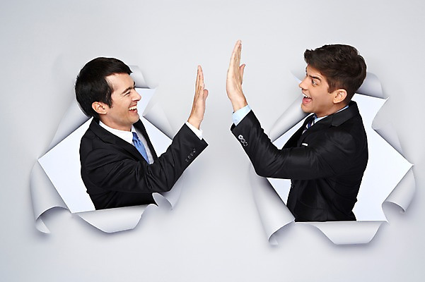 포토 JPG 스튜디오촬영 서양인 외국인 백인 해외기획촬영 2012년태국 남자 종이 비즈니스 모션 협력 실내 미소 웃음 사람 정장 상반신 20대 성인 두명 옆모습 마주보기 비즈니스맨 구멍 손뼉 하이파이브 남자만 성인남자만 청년만 청년남자만 성인만 국내포토 옷 뷰포인트 표정 인종 손짓 청년 내부 직장인 파일형식