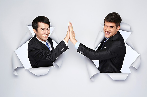 포토 JPG 스튜디오촬영 서양인 외국인 백인 해외기획촬영 2012년태국 남자 종이 비즈니스 모션 협력 실내 미소 웃음 사람 정장 상반신 20대 성인 두명 옆모습 마주보기 비즈니스맨 구멍 손뼉 하이파이브 손맞댄 남자만 성인남자만 청년만 청년남자만 성인만 국내포토 옷 뷰포인트 표정 인종 손짓 청년 내부 직장인 파일형식