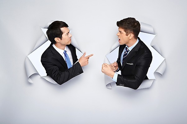 포토 JPG 스튜디오촬영 서양인 외국인 백인 해외기획촬영 2012년태국 남자 종이 비즈니스 모션 실내 사람 정장 상반신 20대 성인 두명 옆모습 마주보기 분노 비즈니스맨 구멍 싸움 말다툼 남자만 성인남자만 청년만 청년남자만 성인만 국내포토 옷 감정 뷰포인트 인종 청년 내부 직장인 파일형식