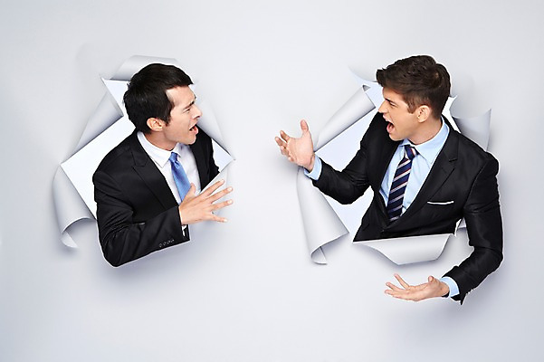 포토 JPG 스튜디오촬영 서양인 외국인 백인 해외기획촬영 2012년태국 남자 종이 비즈니스 모션 실내 사람 정장 상반신 20대 성인 두명 옆모습 마주보기 분노 비즈니스맨 구멍 싸움 말다툼 남자만 성인남자만 청년만 청년남자만 성인만 국내포토 옷 감정 뷰포인트 인종 청년 내부 직장인 파일형식