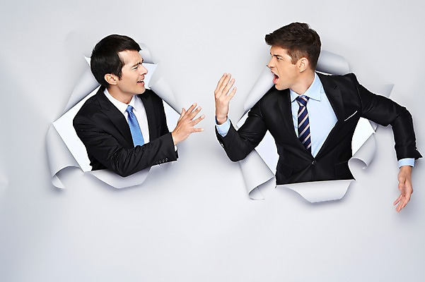 포토 JPG 스튜디오촬영 서양인 외국인 백인 해외기획촬영 2012년태국 남자 종이 비즈니스 모션 실내 사람 정장 상반신 20대 성인 두명 옆모습 마주보기 분노 비즈니스맨 구멍 싸움 말다툼 남자만 성인남자만 청년만 청년남자만 성인만 국내포토 옷 감정 뷰포인트 인종 청년 내부 직장인 파일형식