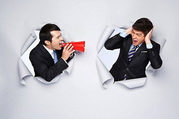 포토 JPG 스튜디오촬영 서양인 외국인 백인 해외기획촬영 2012년태국 남자 종이 비즈니스 모션 실내 들기 사람 정장 상반신 20대 성인 두명 옆모습 마주보기 확성기 외침 비즈니스맨 구멍 귀막기 싸움 시끄러움 소음 말다툼 남자만 성인남자만 청년만 청년남자만 성인만 국내포토 옷 뷰포인트 인종 손짓 청년 내부 소리 직장인 파일형식