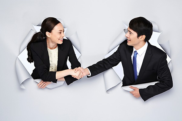 포토 JPG 스튜디오촬영 서양인 외국인 백인 해외기획촬영 2012년태국 여자 남자 종이 비즈니스 모션 협력 악수 실내 대화 협상 미소 웃음 사람 정장 상반신 20대 성인 두명 앞모습 마주보기 손잡기 비즈니스맨 비즈니스우먼 구멍 청년만 성인만 국내포토 옷 뷰포인트 표정 말하기 인종 손짓 청년 내부 직장인 파일형식