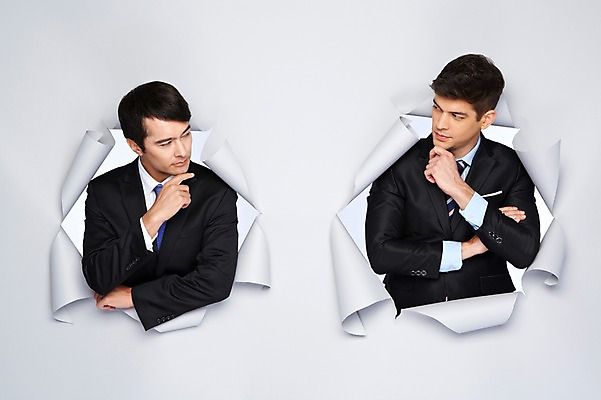 포토 JPG 스튜디오촬영 서양인 외국인 백인 해외기획촬영 2012년태국 남자 종이 생각 비즈니스 모션 실내 사람 정장 상반신 20대 성인 두명 앞모습 마주보기 턱괴기 비즈니스맨 구멍 고민 남자만 성인남자만 청년만 청년남자만 성인만 국내포토 옷 감정 뷰포인트 인종 청년 내부 직장인 파일형식