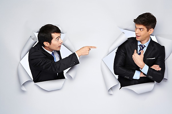 포토 JPG 스튜디오촬영 서양인 외국인 백인 해외기획촬영 2012년태국 남자 종이 비즈니스 모션 실내 대화 사람 정장 손짓 상반신 20대 성인 두명 옆모습 가리킴 비즈니스맨 구멍 남자만 성인남자만 청년만 청년남자만 성인만 국내포토 옷 뷰포인트 말하기 인종 청년 내부 직장인 파일형식