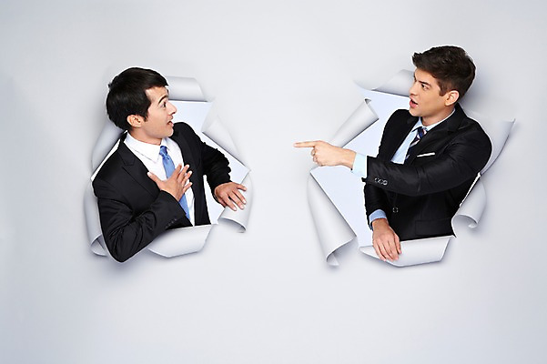 포토 JPG 스튜디오촬영 서양인 외국인 백인 해외기획촬영 2012년태국 남자 종이 비즈니스 모션 실내 대화 사람 정장 손짓 상반신 20대 성인 두명 옆모습 마주보기 가리킴 비즈니스맨 구멍 남자만 성인남자만 청년만 청년남자만 성인만 국내포토 옷 뷰포인트 말하기 인종 청년 내부 직장인 파일형식