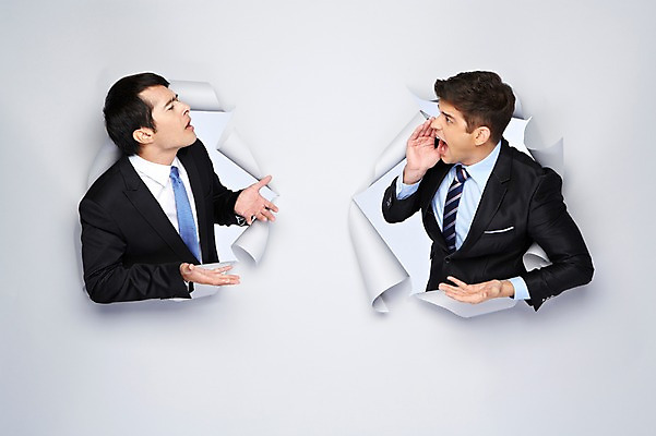 포토 JPG 스튜디오촬영 서양인 외국인 백인 해외기획촬영 2012년태국 남자 종이 비즈니스 모션 실내 사람 정장 상반신 20대 성인 두명 옆모습 마주보기 외침 비즈니스맨 구멍 싸움 말다툼 남자만 성인남자만 청년만 청년남자만 성인만 국내포토 옷 뷰포인트 인종 청년 내부 소리 직장인 파일형식