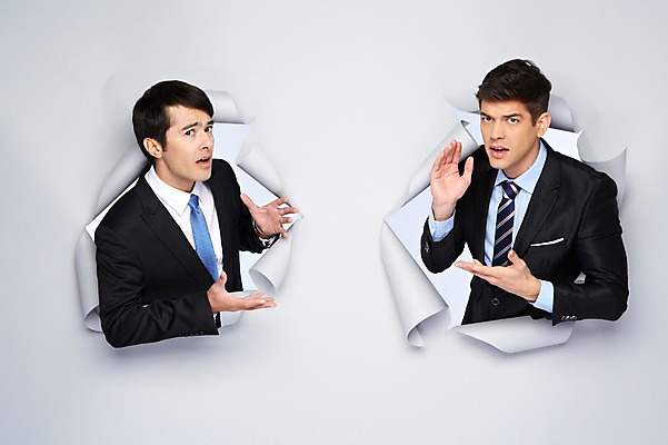 포토 JPG 스튜디오촬영 서양인 외국인 백인 해외기획촬영 2012년태국 남자 종이 비즈니스 모션 실내 사람 정장 상반신 20대 성인 두명 비즈니스맨 구멍 싸움 말다툼 남자만 성인남자만 청년만 청년남자만 성인만 국내포토 옷 인종 청년 내부 직장인 파일형식