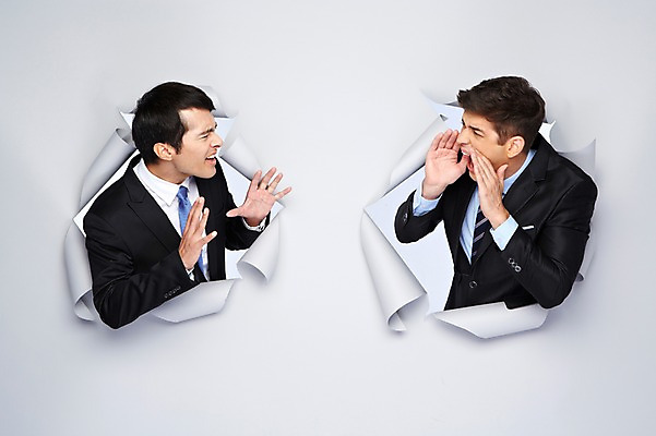 포토 JPG 스튜디오촬영 서양인 외국인 백인 해외기획촬영 2012년태국 남자 종이 비즈니스 모션 실내 사람 정장 상반신 20대 성인 두명 옆모습 마주보기 외침 비즈니스맨 구멍 싸움 말다툼 남자만 성인남자만 청년만 청년남자만 성인만 국내포토 옷 뷰포인트 인종 청년 내부 소리 직장인 파일형식