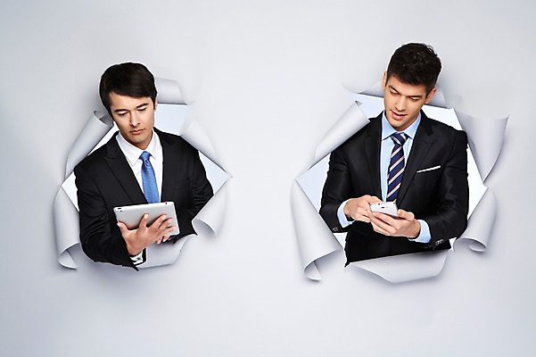 포토 JPG 스튜디오촬영 서양인 외국인 백인 해외기획촬영 응시 2012년태국 남자 종이 비즈니스 모션 실내 대화 들기 사람 정장 상반신 20대 성인 두명 앞모습 스마트폰 태블릿 웹서핑 업무 비즈니스맨 구멍 작업실 남자만 성인남자만 청년만 청년남자만 성인만 국내포토 시선 옷 뷰포인트 말하기 인종 청년 내부 전자제품 핸드폰 스마트기기 작업 직장인 파일형식