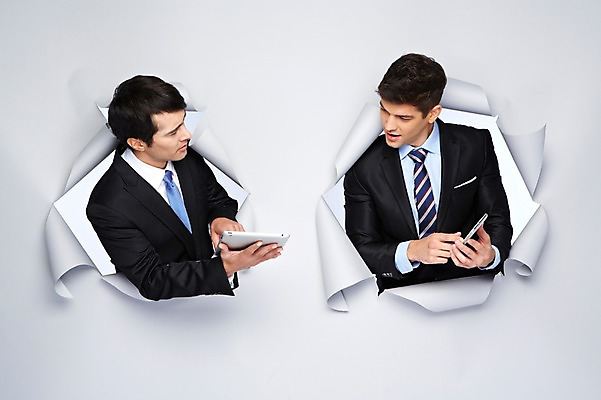 포토 JPG 스튜디오촬영 서양인 외국인 백인 해외기획촬영 응시 2012년태국 남자 종이 비즈니스 모션 실내 대화 설명 들기 사람 정장 상반신 20대 성인 두명 앞모습 스마트폰 태블릿 업무 비즈니스맨 구멍 작업실 남자만 성인남자만 청년만 청년남자만 성인만 국내포토 시선 옷 뷰포인트 말하기 인종 청년 내부 전자제품 핸드폰 스마트기기 작업 직장인 파일형식