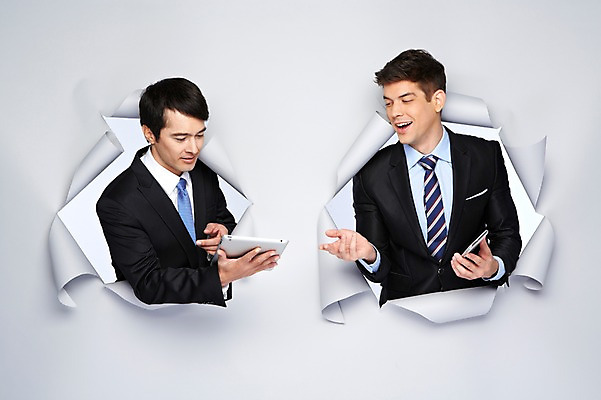 포토 JPG 스튜디오촬영 서양인 외국인 백인 해외기획촬영 응시 2012년태국 남자 종이 비즈니스 모션 실내 대화 설명 미소 웃음 들기 사람 정장 상반신 20대 성인 두명 앞모습 스마트폰 태블릿 업무 비즈니스맨 구멍 작업실 남자만 성인남자만 청년만 청년남자만 성인만 국내포토 시선 옷 뷰포인트 표정 말하기 인종 청년 내부 전자제품 핸드폰 스마트기기 작업 직장인 파일형식