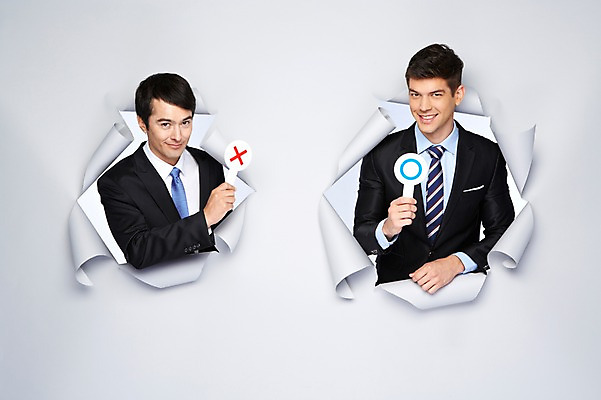 포토 JPG 스튜디오촬영 서양인 외국인 백인 해외기획촬영 2012년태국 남자 종이 비즈니스 모션 실내 미소 웃음 들기 사람 정장 상반신 20대 성인 두명 앞모습 팻말 비즈니스맨 구멍 X O 남자만 성인남자만 청년만 청년남자만 성인만 국내포토 알파벳 옷 뷰포인트 프레임 표정 인종 청년 내부 직장인 파일형식