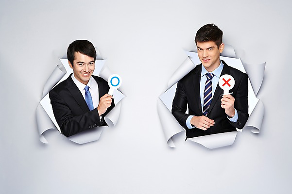 포토 JPG 스튜디오촬영 서양인 외국인 백인 해외기획촬영 2012년태국 남자 종이 비즈니스 모션 실내 미소 웃음 들기 사람 정장 상반신 20대 성인 두명 앞모습 팻말 비즈니스맨 구멍 X O 남자만 성인남자만 청년만 청년남자만 성인만 국내포토 알파벳 옷 뷰포인트 프레임 표정 인종 청년 내부 직장인 파일형식