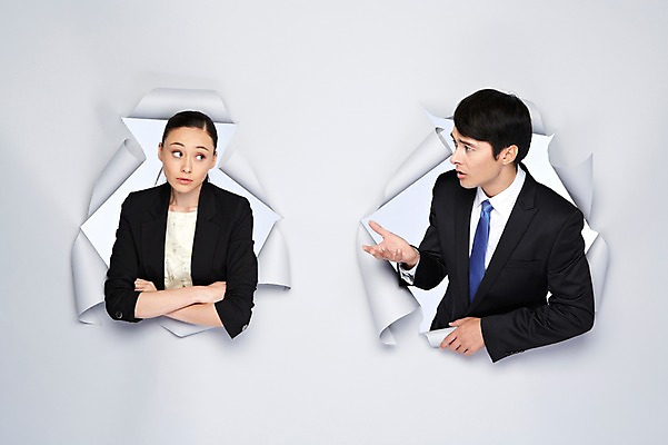 포토 JPG 스튜디오촬영 서양인 외국인 백인 해외기획촬영 2012년태국 여자 남자 종이 비즈니스 모션 실내 대화 사람 정장 손짓 상반신 20대 성인 두명 앞모습 팔짱 비즈니스맨 비즈니스우먼 구멍 청년만 성인만 국내포토 옷 뷰포인트 말하기 인종 청년 내부 직장인 파일형식