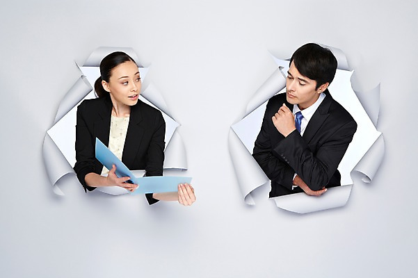 포토 JPG 스튜디오촬영 서양인 외국인 백인 해외기획촬영 응시 2012년태국 여자 남자 종이 비즈니스 모션 실내 대화 설명 들기 사람 정장 상반신 20대 성인 두명 앞모습 업무 비즈니스맨 비즈니스우먼 구멍 작업실 문서 파일 청년만 성인만 국내포토 시선 옷 뷰포인트 말하기 인종 청년 내부 작업 직장인 파일형식