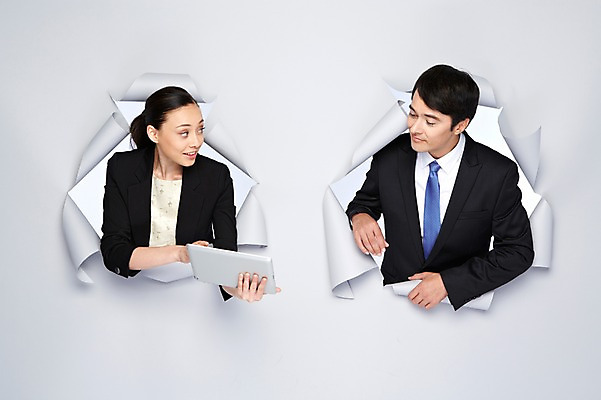 포토 JPG 스튜디오촬영 서양인 외국인 백인 해외기획촬영 응시 2012년태국 여자 남자 종이 비즈니스 모션 실내 대화 설명 들기 사람 정장 상반신 20대 성인 두명 앞모습 태블릿 업무 비즈니스맨 비즈니스우먼 구멍 작업실 청년만 성인만 국내포토 시선 옷 뷰포인트 말하기 인종 청년 내부 전자제품 스마트기기 작업 직장인 파일형식