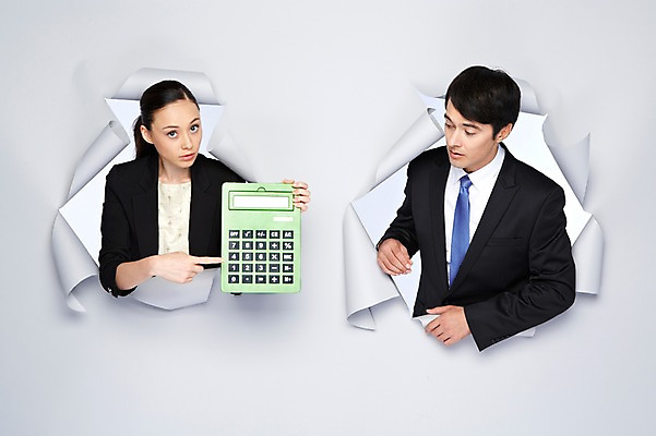 포토 JPG 스튜디오촬영 서양인 외국인 백인 해외기획촬영 2012년태국 여자 남자 종이 비즈니스 모션 실내 설명 들기 사람 정장 손짓 상반신 20대 성인 두명 계산기 가리킴 비즈니스맨 비즈니스우먼 구멍 계산 청년만 성인만 국내포토 옷 문구용품 인종 청년 내부 장비 직장인 파일형식