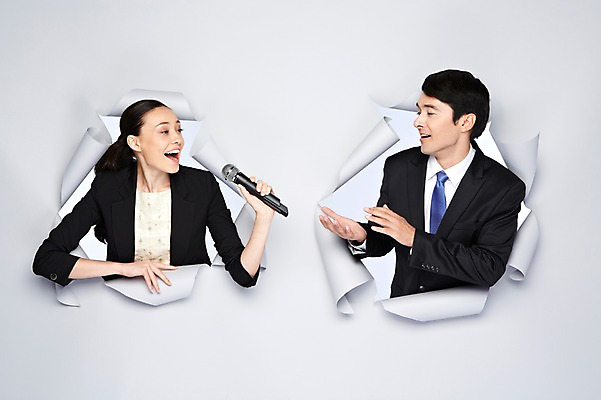 포토 JPG 스튜디오촬영 서양인 외국인 백인 해외기획촬영 2012년태국 여자 남자 종이 비즈니스 모션 실내 말하기 대화 미소 웃음 들기 사람 정장 상반신 20대 성인 두명 비즈니스맨 비즈니스우먼 구멍 마이크 청년만 성인만 국내포토 옷 음향기기 표정 인종 청년 내부 직장인 파일형식