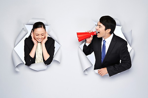 포토 JPG 스튜디오촬영 서양인 외국인 백인 해외기획촬영 2012년태국 여자 남자 종이 비즈니스 모션 실내 들기 사람 정장 상반신 20대 성인 두명 확성기 외침 비즈니스맨 비즈니스우먼 구멍 귀막기 시끄러움 소음 청년만 성인만 국내포토 옷 인종 손짓 청년 내부 소리 직장인 파일형식