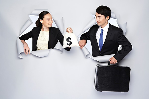 포토 JPG 스튜디오촬영 서양인 외국인 백인 해외기획촬영 2012년태국 여자 남자 종이 돈 서류가방 가방 비즈니스 모션 영업 실내 미소 웃음 들기 사람 정장 상반신 20대 성인 두명 금융 경제 마주보기 달러 거래 비즈니스맨 비즈니스우먼 구멍 돈자루 주머니 청년만 성인만 국내포토 잡화 옷 표정 인종 청년 내부 직장인 재산 파일형식