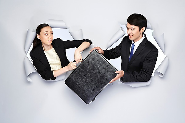 포토 JPG 스튜디오촬영 서양인 외국인 백인 해외기획촬영 2012년태국 여자 남자 종이 서류가방 가방 비즈니스 모션 영업 실내 미소 웃음 들기 사람 정장 상반신 20대 성인 두명 마주보기 거래 비즈니스맨 비즈니스우먼 구멍 청년만 성인만 국내포토 잡화 옷 표정 인종 청년 내부 직장인 파일형식