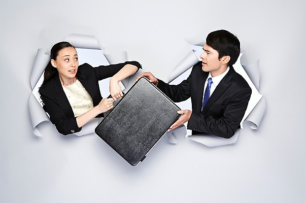 포토 JPG 스튜디오촬영 서양인 외국인 백인 해외기획촬영 2012년태국 여자 남자 종이 서류가방 가방 비즈니스 모션 영업 실내 들기 사람 정장 상반신 20대 성인 두명 마주보기 거래 비즈니스맨 비즈니스우먼 구멍 청년만 성인만 국내포토 잡화 옷 인종 청년 내부 직장인 파일형식